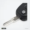 Coque de clé pliante 2 boutons pour Renault Clio, Mégane, Scenic, Kangoo - gros plan sur la lame et un bouton