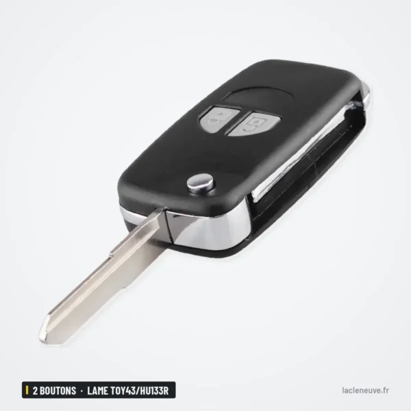 Coque de clé pliante 2 boutons pour Suzuki Swift, SX4, lame TOY43/HU133R - lame dépliée, vue de trois quarts
