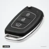 Coque de clé pliante 3 boutons pour Hyundai i10, i20, i30, i40 - vue de trois quarts, lame repliée