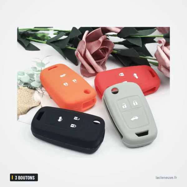 Coque de clé en silicone 3 boutons pour Chevrolet Cruze (2009-2014) - trois coques colorées posées avec des fleurs