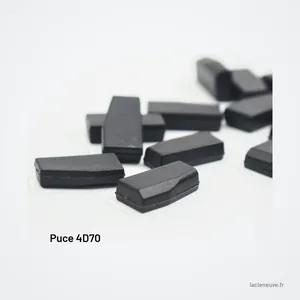 Puce transpondeur ID70 (4D70) vierge pour Toyota - puces noires empilées en gros plan Puce transpondeur ID70 (4D70) vierge pour Toyota - puces noires empilées en gros plan